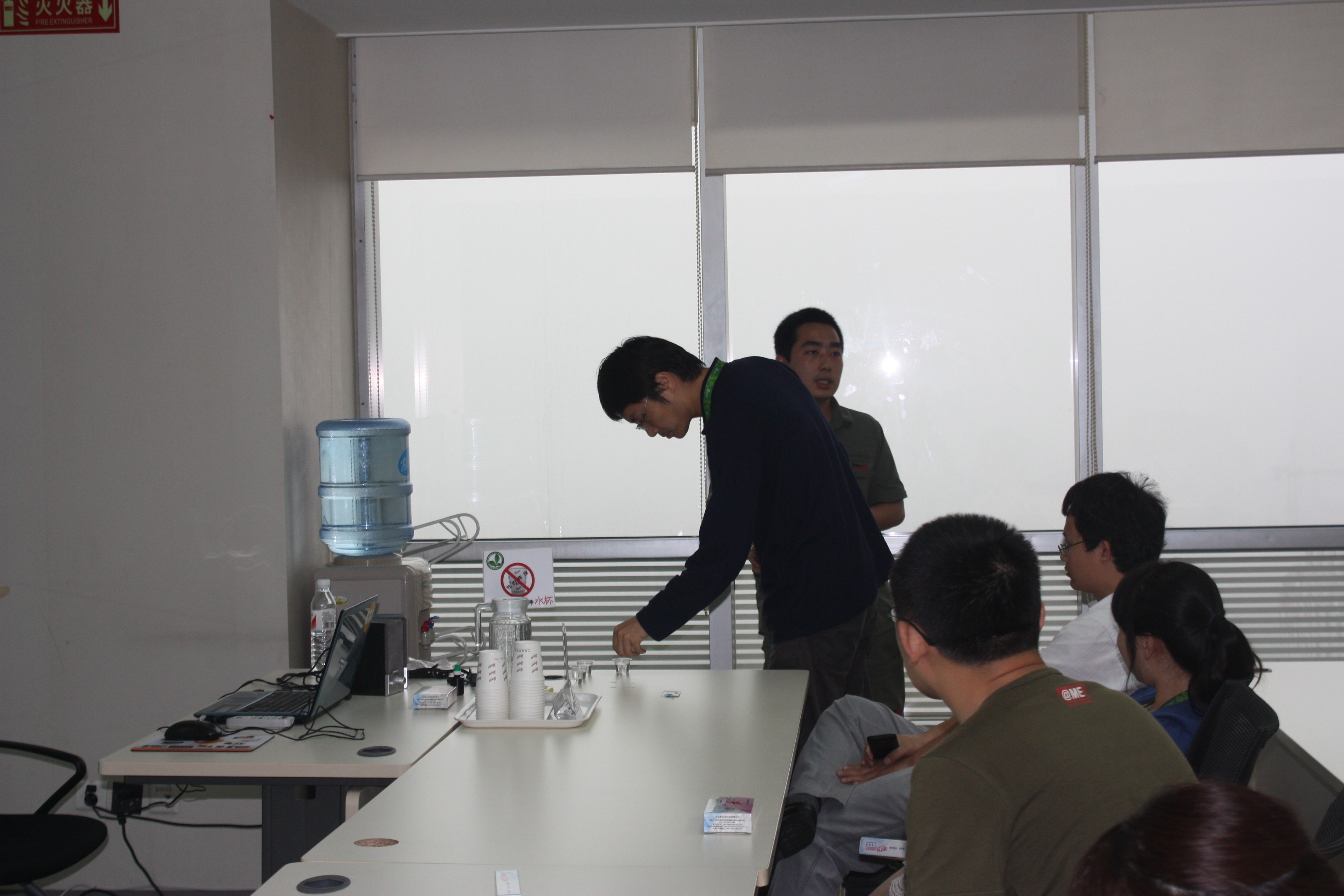 北京智云達(dá)培訓(xùn)師現(xiàn)場檢測會(huì)場中的飲用水