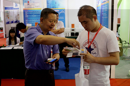 智云達總經(jīng)理桑黎川先生(左)與員工親切交談